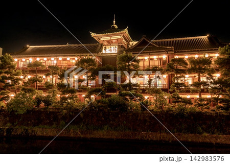 伊東市、東海館の夜景 142983576