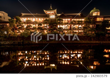 伊東市、東海館の夜景 142983579