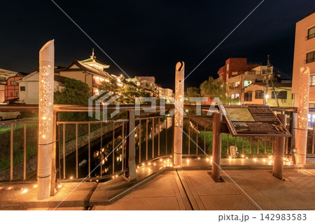 伊東市、東海館と松川遊歩道の夜景 伊東市、東海館と松川遊歩道の夜景 142983583