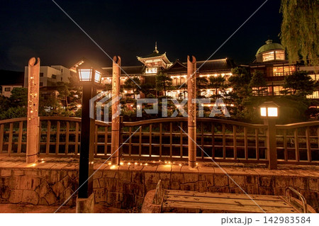 伊東市、東海館と松川遊歩道の夜景 142983584