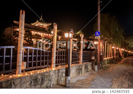 伊東市、東海館と松川遊歩道の夜景 142983585