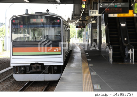 箱根ヶ崎駅を発車する 八高線205系 83編成 箱根ヶ崎駅を発車する 八高線205系 83編成 142983757