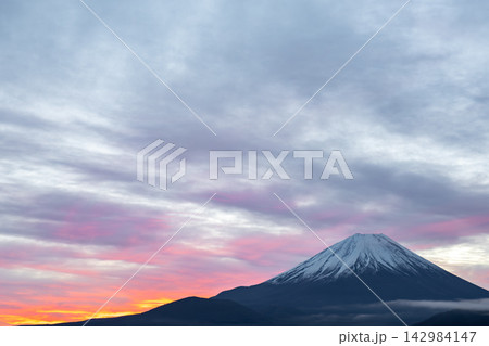 《山梨県》日本の絶景 燃えるような朝焼けの本栖湖から見る富士山 《山梨県》日本の絶景 燃えるような朝焼けの本栖湖から見る富士山 142984147
