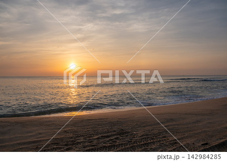 Sunrise at Gyeongpo Beach in Gangneung, South Korea. A peaceful coastal landscape with warm morning light 142984285