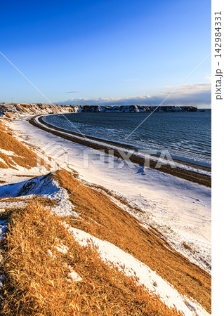 黄金色の光線と白銀の雪が彩る絶壁と太平洋 落石海岸三里浜の冬景色 黄金色の光線と白銀の雪が彩る絶壁と太平洋 落石海岸三里浜の冬景色 142984331