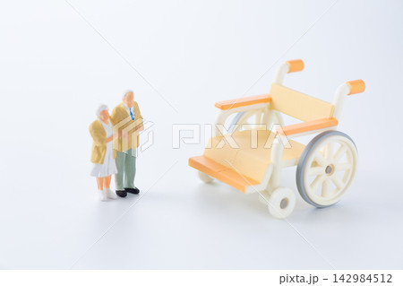 シニア夫婦の人形と車椅子 142984512