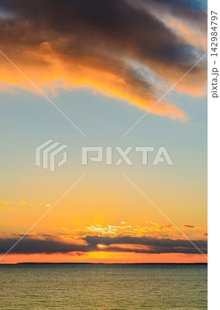 暮れゆく空の美しいグラデーションと水平線に沈む黄金の夕陽 落石海岸三里浜 142984797