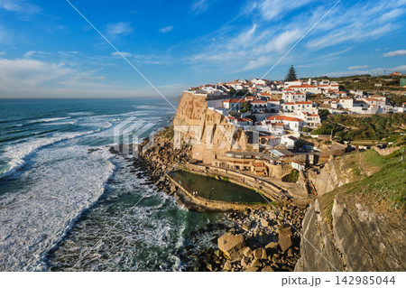Scenic coastal view of Azenhas do Mar village perched atop cliffs 142985044