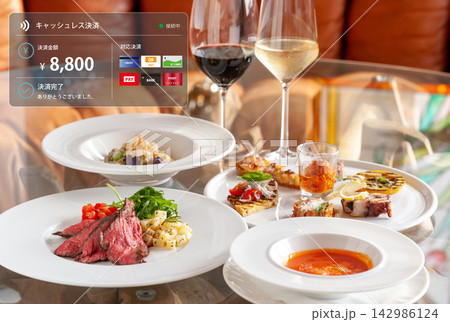 イタリアン料理とスマート決済　テーブル会計とキャッシュレス対応のイメージ 142986124