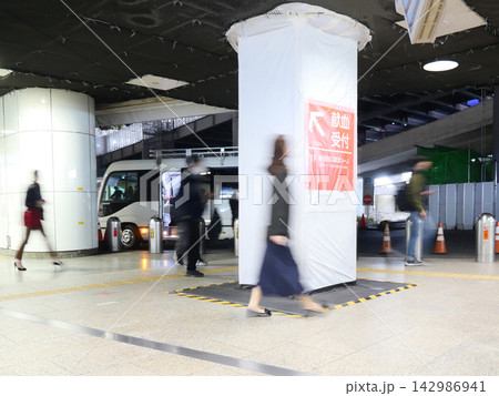 駅の通路を行く人々 142986941