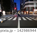 横断歩道を歩く人 142986944