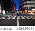 横断歩道を歩く人 142986949