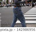 横断歩道を歩く女性 142986956