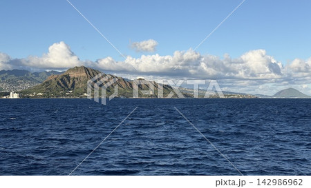 海から望むダイヤモンドヘッド　ロマンチックなクルーズ絶景 142986962