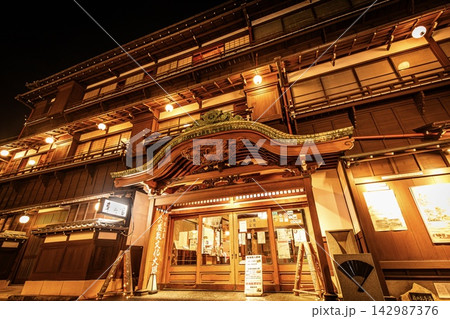 伊東市、東海館の夜景 142987376