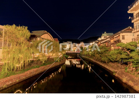 伊東市、松川と伊東の温泉街の夜景 142987381