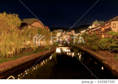 伊東市、松川と伊東の温泉街の夜景 142987385