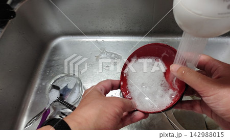 毎日の食器洗いやキッチンの水回りを捉えたリアルな写真 142988015