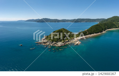 女子岬の青い海と小島(愛媛県伊方町) 女子岬の青い海と小島(愛媛県伊方町) 142988167