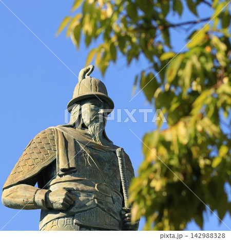 Statue of Admiral Yi Sun-sin against blue sky Statue of Admiral Yi Sun-sin against blue sky 142988328