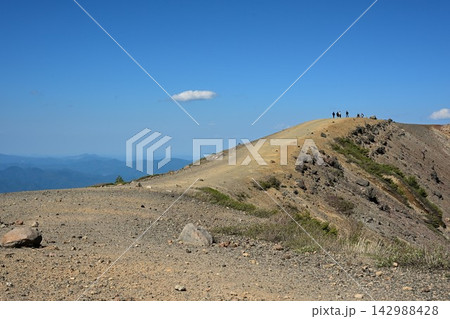 吾妻小富士の登山道と荒々しい山岳風景（福島県福島市） 142988428