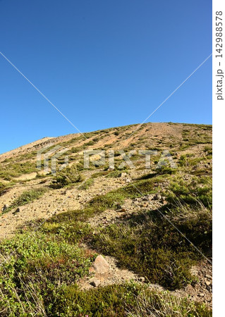 磐梯吾妻スカイラインから見渡す吾妻小富士と山岳風景(福島県福島市) 磐梯吾妻スカイラインから見渡す吾妻小富士と山岳風景(福島県福島市) 142988578