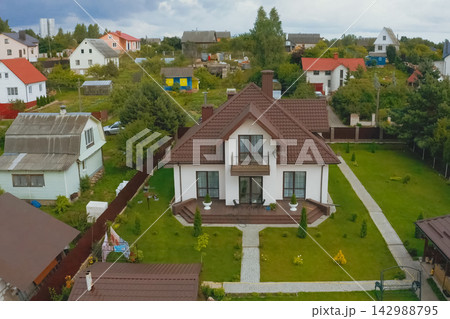 new house, the roof of which is made of metal. Cottage in the countryside. 142988795