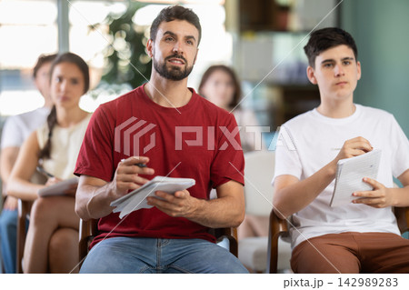 Everyone listening to lecture in classroom 142989283