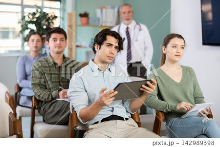 Students in medical courses listen to a lecture 142989398