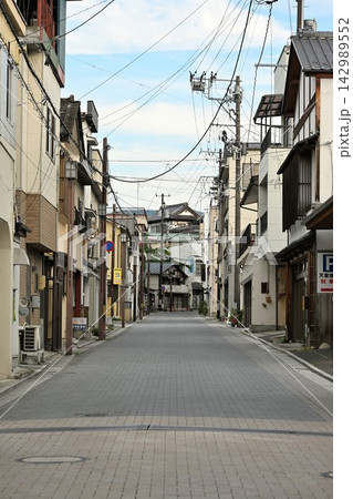 飯坂温泉の昔ながらの温泉街の街並み(福島県福島市) 飯坂温泉の昔ながらの温泉街の街並み(福島県福島市) 142989552