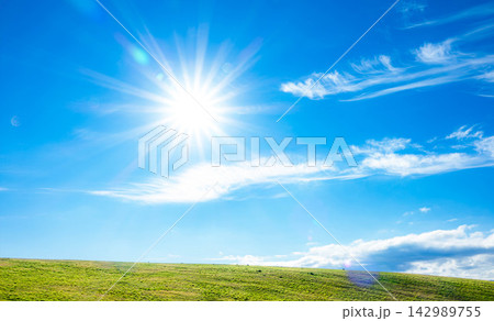 青空と草原と眩い光の太陽のあるシンプルなイメージ風景 142989755