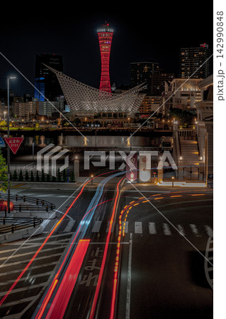 神戸ポートタワーと神戸港夜景の光跡風景 神戸ポートタワーと神戸港夜景の光跡風景 142990848