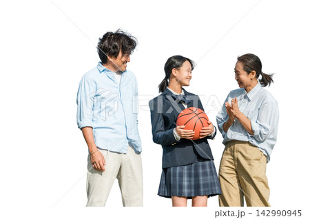 中学生・高校生と両親の家族・ファミリー(部活・バスケ部・文武両・両立・応援) 中学生・高校生と両親の家族・ファミリー(部活・バスケ部・文武両・両立・応援) 142990945
