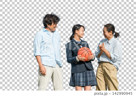 中学生・高校生と両親の家族・ファミリー(部活・バスケ部・文武両・両立・応援) 中学生・高校生と両親の家族・ファミリー(部活・バスケ部・文武両・両立・応援) 142990945
