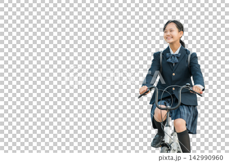 穿著制服的國中和高中女生騎自行車上學 142990960