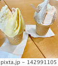 旅行先で味わうひんやりジェラート 142991105