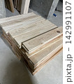 DIY作業で余った木材の端材と廃材 142991107
