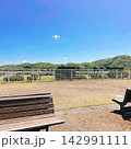 青空と緑が広がる競馬場内のベンチと開放的な風景 142991111