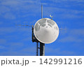 青空に存在感ある電波塔 142991216