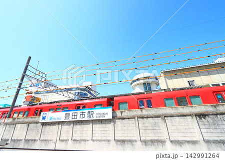 愛知県豊田市、名鉄豊田市駅に停車する電車の風景 142991264