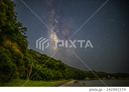 自然に抱かれた宇宙の輝き。夜空と深緑が織りなす神秘的な絶景旅路へ。 142991574