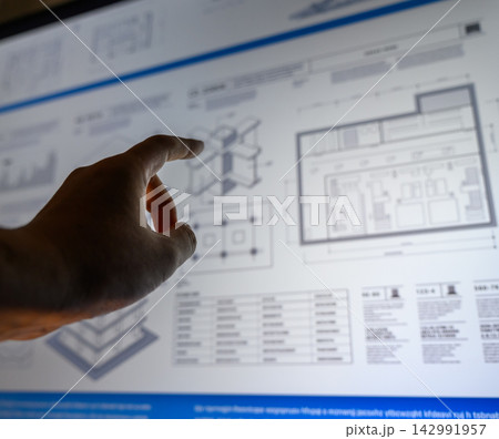 モニターの設計図を指差して建築計画を検討する建築士 モニターの設計図を指差して建築計画を検討する建築士 142991957