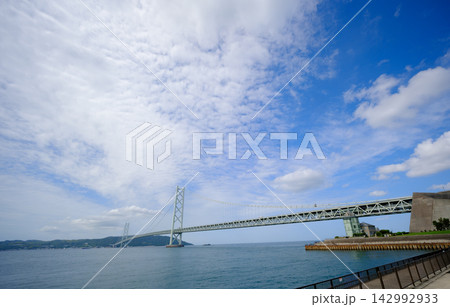 神戸市垂水区の舞子公園から望む明石海峡大橋と淡路島 神戸市垂水区の舞子公園から望む明石海峡大橋と淡路島 142992933