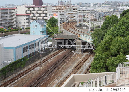 JR舞子駅の展望台から見た山陽本線と山陽電車線路の交差 142992942