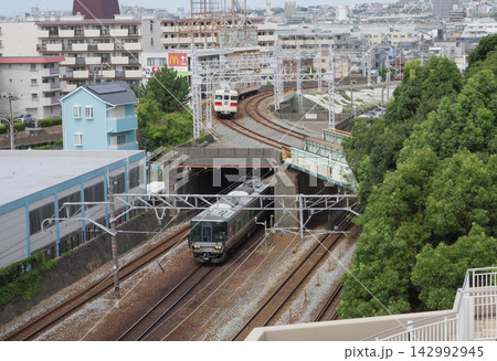 JR舞子駅の展望台から見た山陽本線と山陽電車線路の交差 142992945