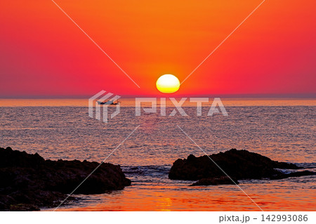 海に沈む夕日 海に沈む夕日 142993086