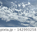 秋の青空と白い雲 142993258