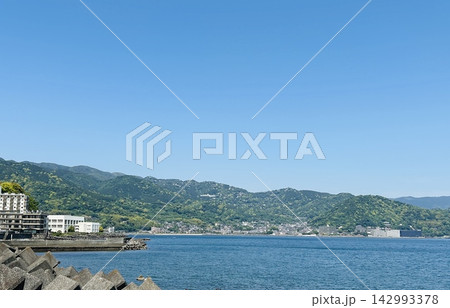 【熱海】爽やかな青空とテトラポットが並ぶ熱海の海岸景観 【熱海】爽やかな青空とテトラポットが並ぶ熱海の海岸景観 142993378