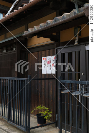 木格子と板壁が印象的な京都の町家の玄関 木格子と板壁が印象的な京都の町家の玄関 142993380