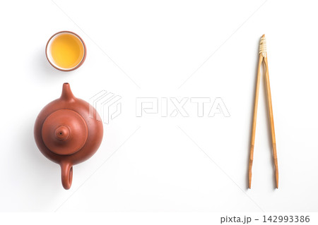 Top view of traditional taiwan oolong tea set on white background with copy space 142993386